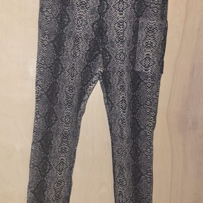 NEW Kendall+Kylie Python Ponte Phone Pocket Legging Pants M  Kardashian fashion